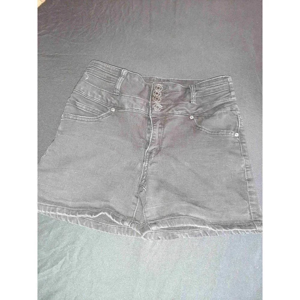 Size 7 Waist 28 Silver Crush Four Button Black Denim Blue Jean Shorts